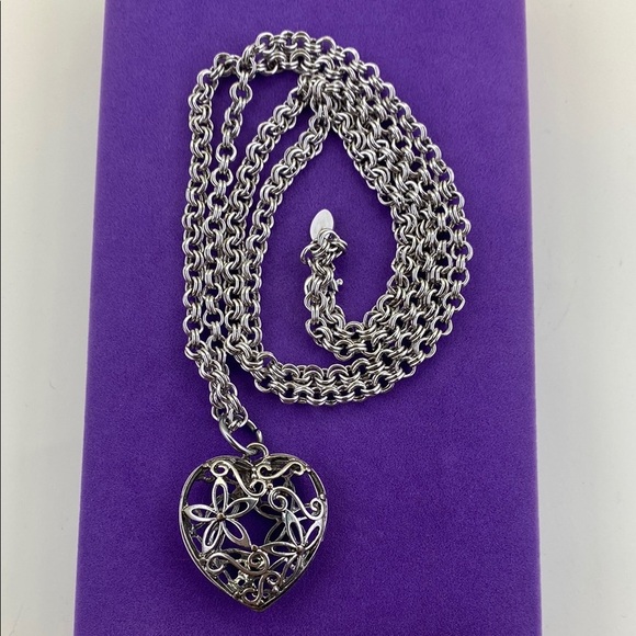 💛 Elegant AVON Silver Heart Pendant Necklace - Picture 3 of 4